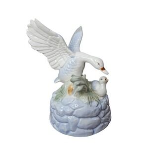 Vintage Porcelain Swan & Cygnet Music Box Figurine White Blue Green Grass Taiwan
